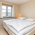 4 Person In